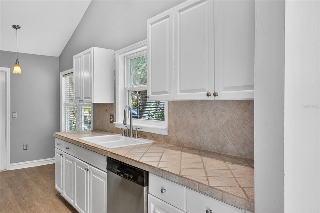 Под контрактом: $264,900 (2 спален, 2 ванн, 1101 Квадратных фут)