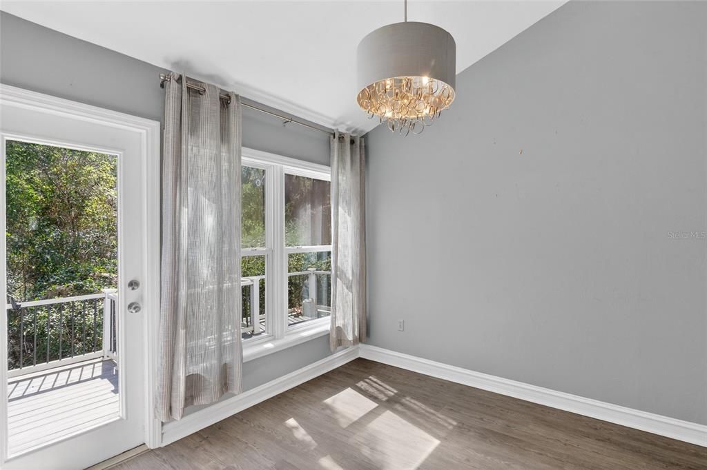 Под контрактом: $264,900 (2 спален, 2 ванн, 1101 Квадратных фут)