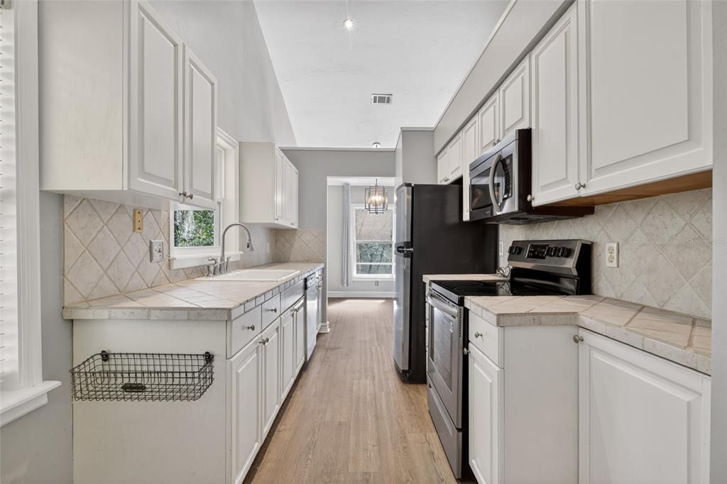 Под контрактом: $264,900 (2 спален, 2 ванн, 1101 Квадратных фут)