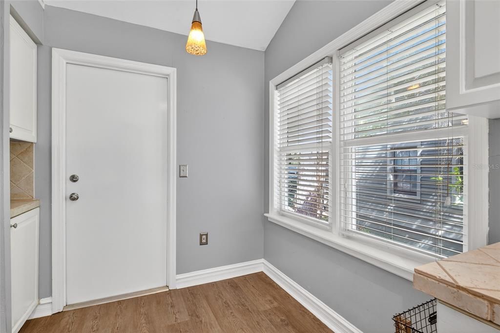 Под контрактом: $264,900 (2 спален, 2 ванн, 1101 Квадратных фут)