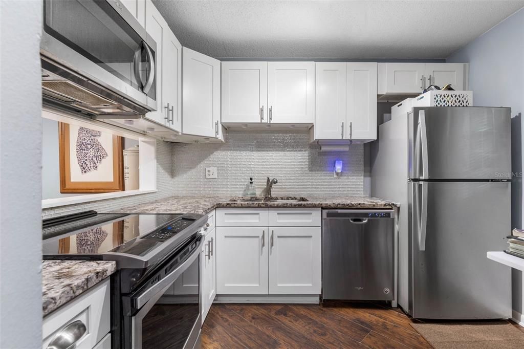 На продажу: $144,900 (2 спален, 2 ванн, 932 Квадратных фут)