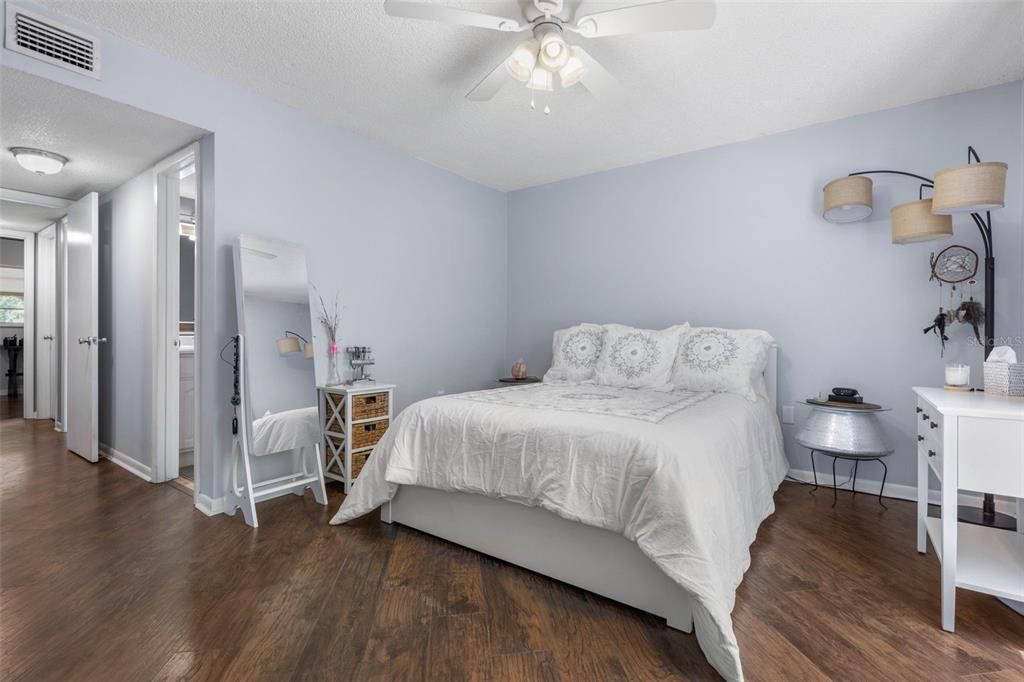 На продажу: $144,900 (2 спален, 2 ванн, 932 Квадратных фут)