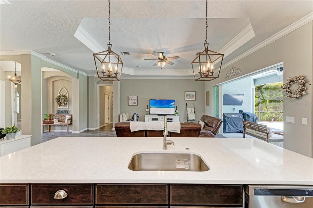 Activo con contrato: $699,000 (3 camas, 2 baños, 2395 Pies cuadrados)