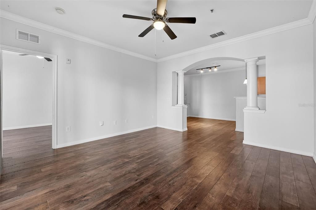 For Sale: $189,000 (2 beds, 2 baths, 1100 Square Feet)