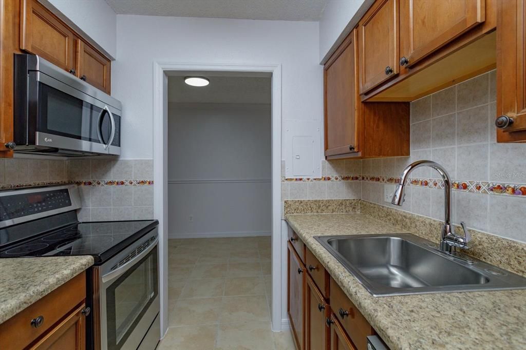 Active With Contract: $140,000 (2 beds, 2 baths, 984 Square Feet)