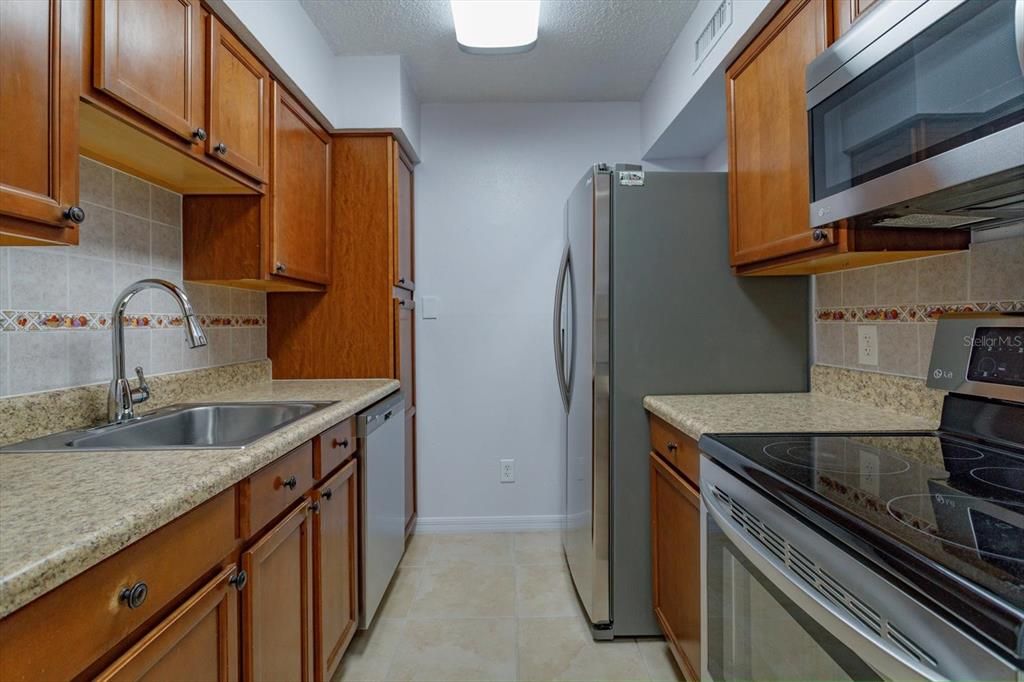 Active With Contract: $140,000 (2 beds, 2 baths, 984 Square Feet)