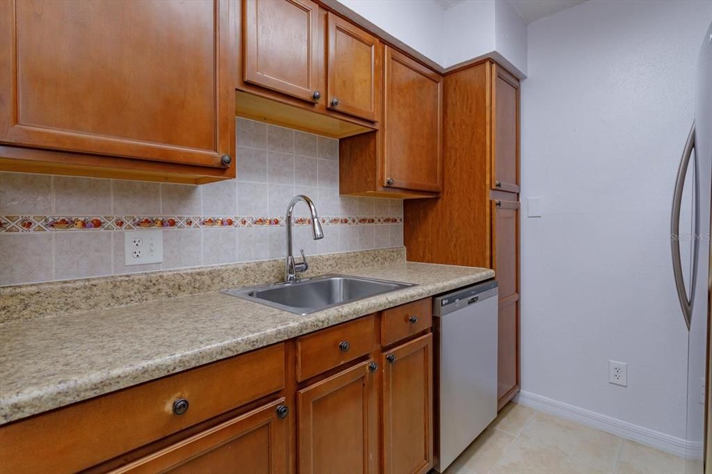 Active With Contract: $140,000 (2 beds, 2 baths, 984 Square Feet)
