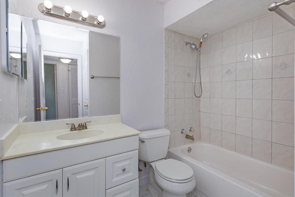 Active With Contract: $140,000 (2 beds, 2 baths, 984 Square Feet)
