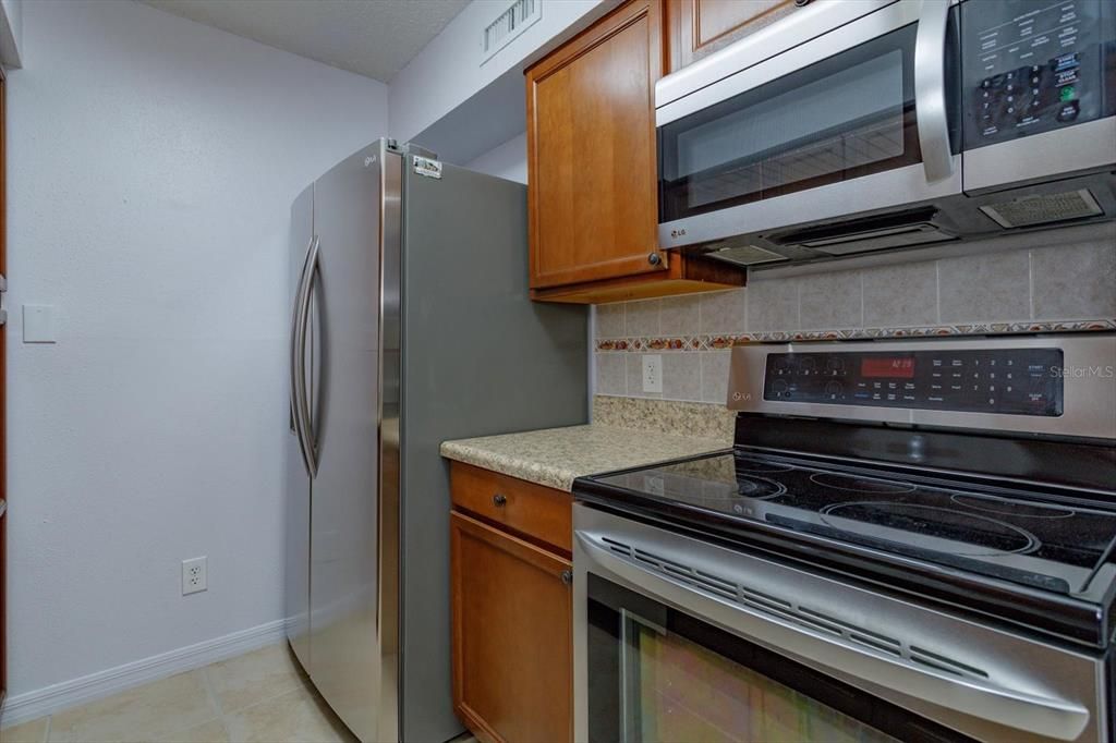 Active With Contract: $140,000 (2 beds, 2 baths, 984 Square Feet)