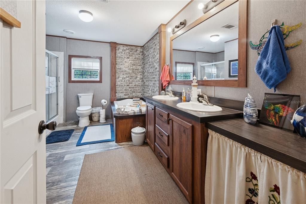 For Sale: $214,900 (4 beds, 2 baths, 1560 Square Feet)
