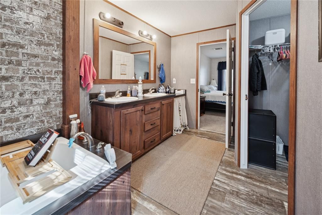 For Sale: $214,900 (4 beds, 2 baths, 1560 Square Feet)