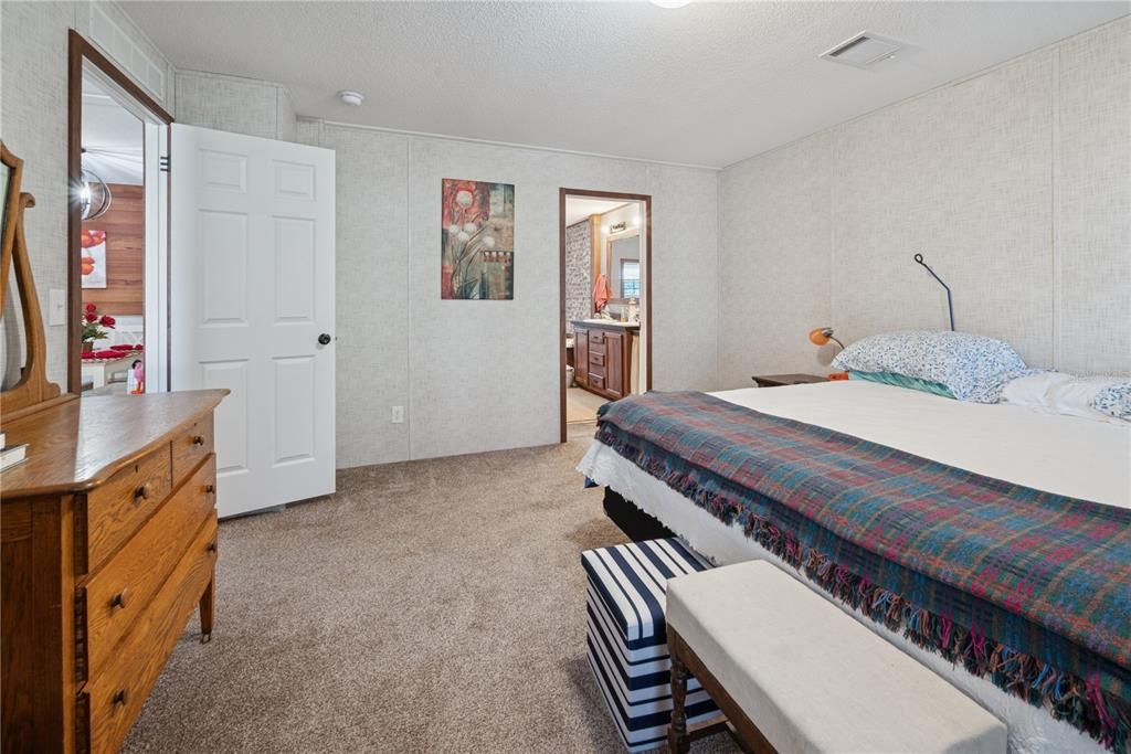 For Sale: $214,900 (4 beds, 2 baths, 1560 Square Feet)