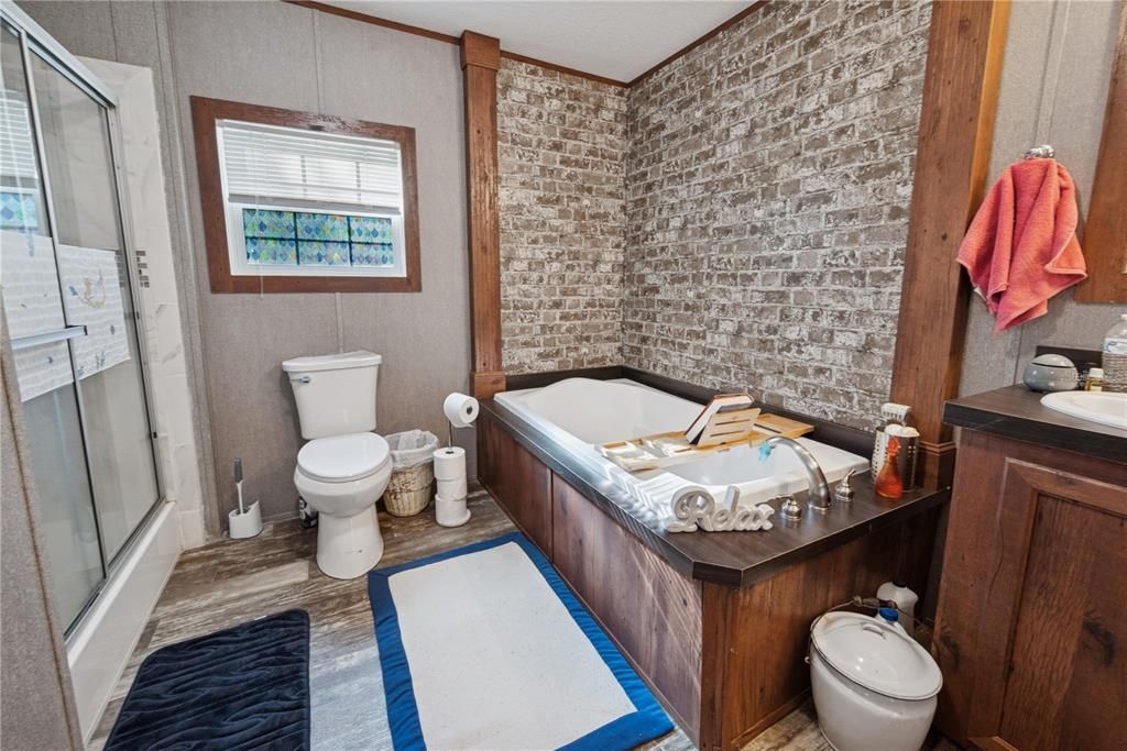 For Sale: $214,900 (4 beds, 2 baths, 1560 Square Feet)