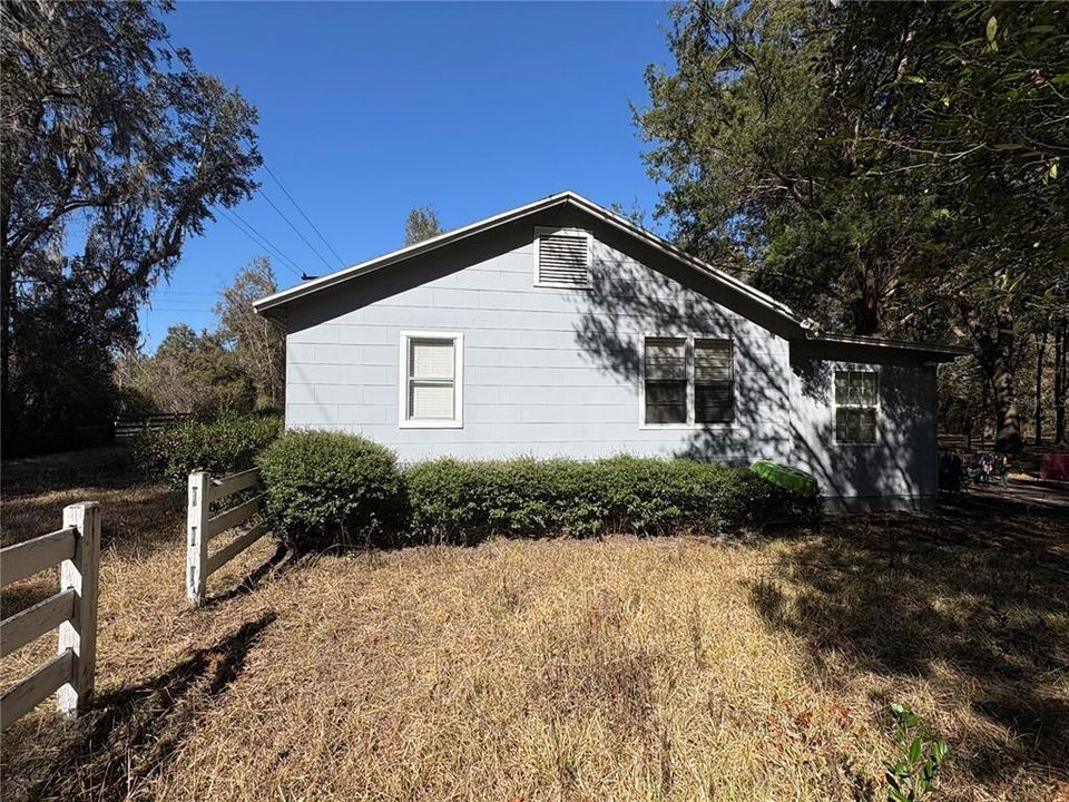 For Sale: $299,000 (3 beds, 1 baths, 1100 Square Feet)