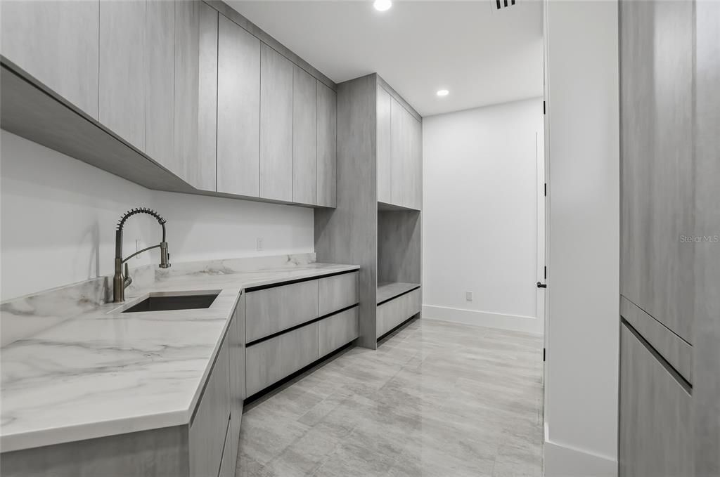 En Venta: $2,465,000 (4 camas, 3 baños, 4246 Pies cuadrados)