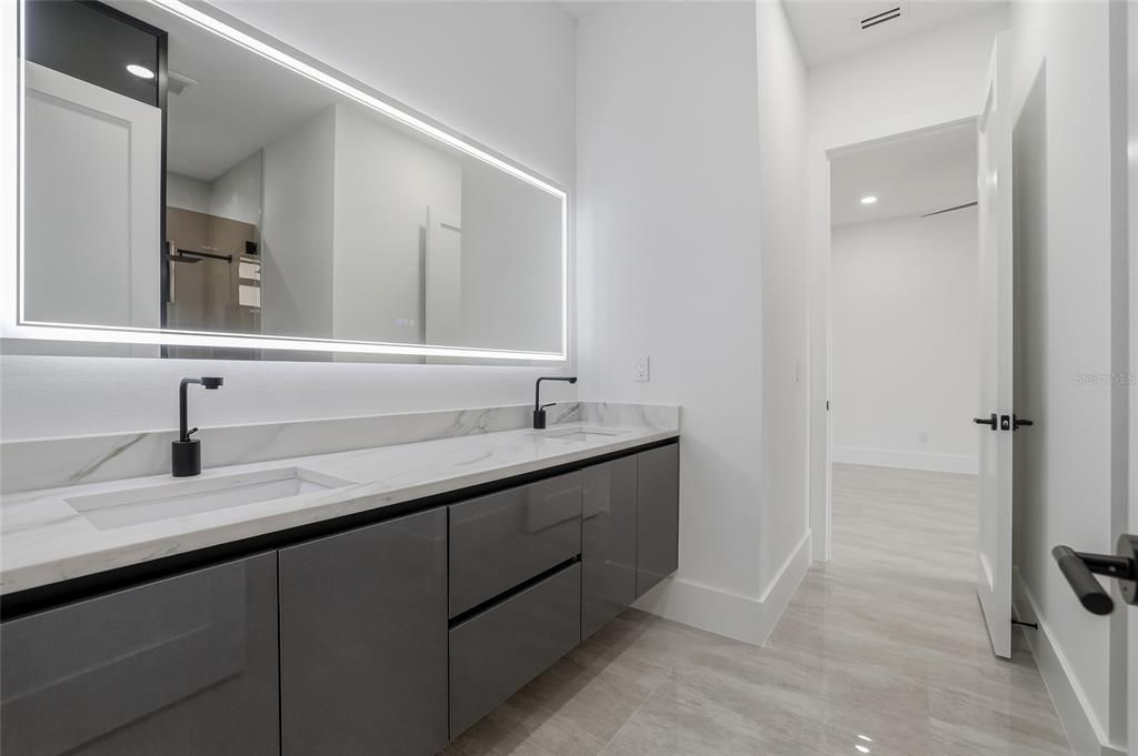 En Venta: $2,465,000 (4 camas, 3 baños, 4246 Pies cuadrados)