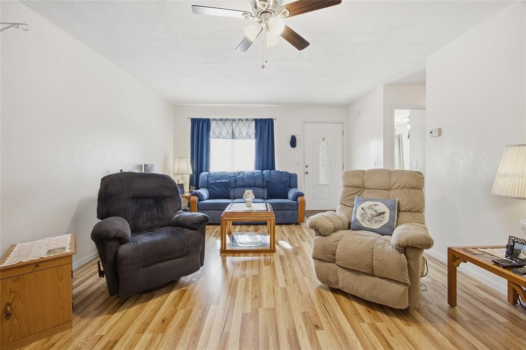 Active With Contract: $199,900 (2 beds, 1 baths, 1204 Square Feet)