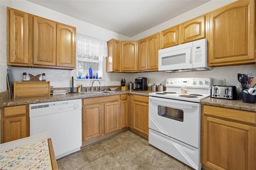 Active With Contract: $199,900 (2 beds, 1 baths, 1204 Square Feet)