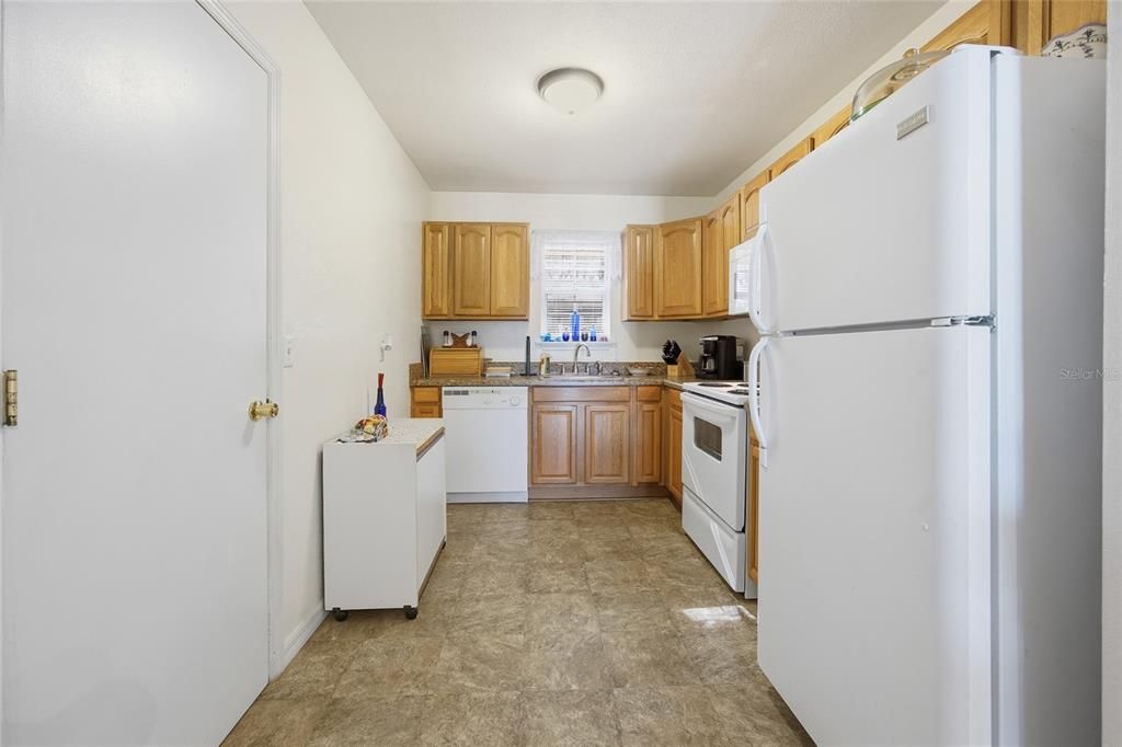 Active With Contract: $199,900 (2 beds, 1 baths, 1204 Square Feet)