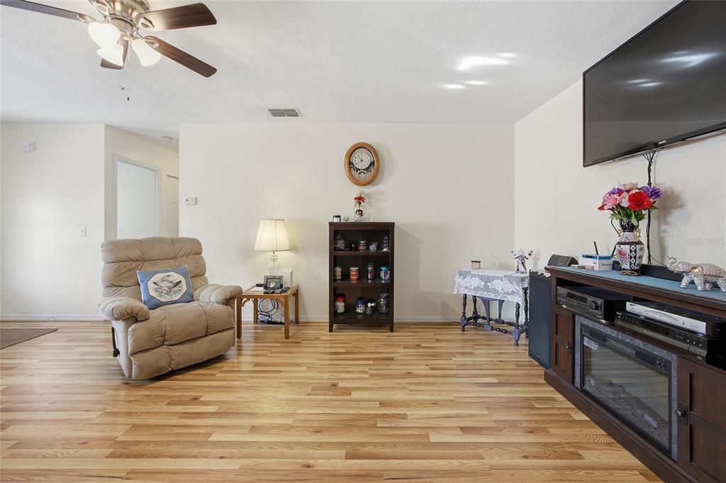 Active With Contract: $199,900 (2 beds, 1 baths, 1204 Square Feet)