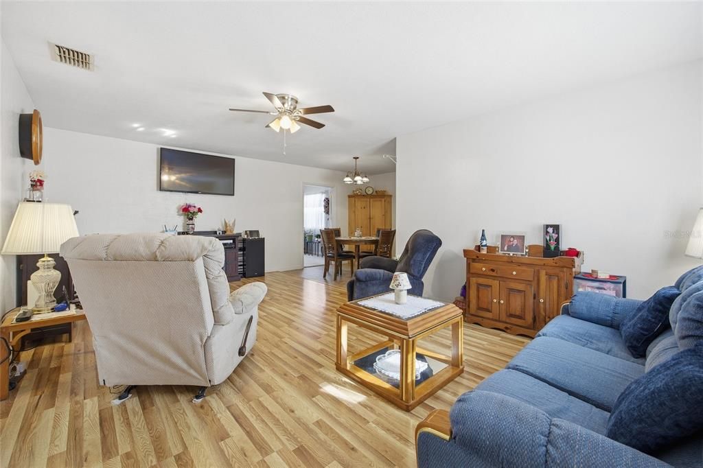 Active With Contract: $199,900 (2 beds, 1 baths, 1204 Square Feet)