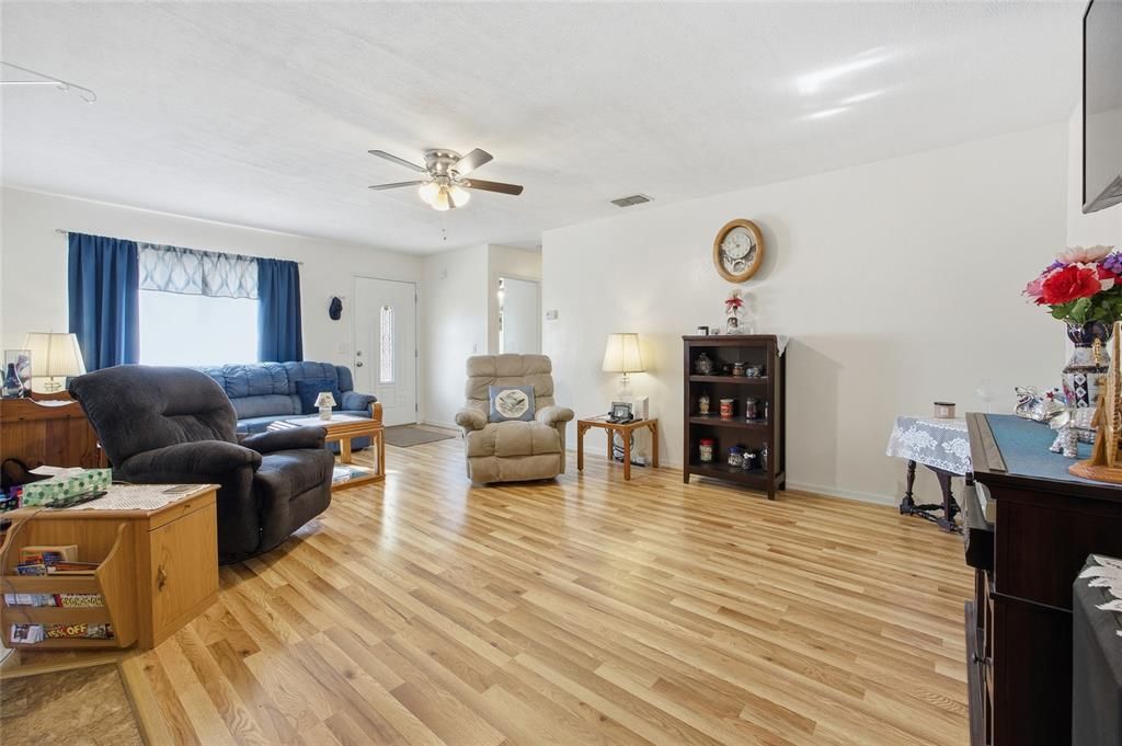 Active With Contract: $199,900 (2 beds, 1 baths, 1204 Square Feet)