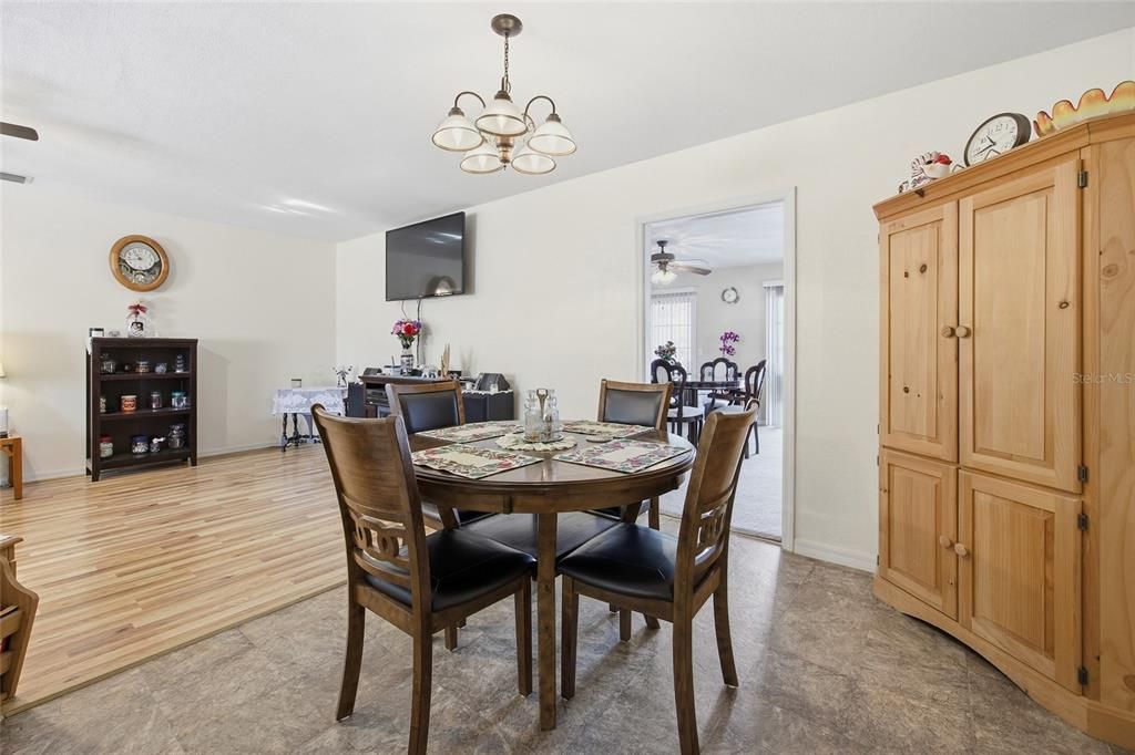 Active With Contract: $199,900 (2 beds, 1 baths, 1204 Square Feet)