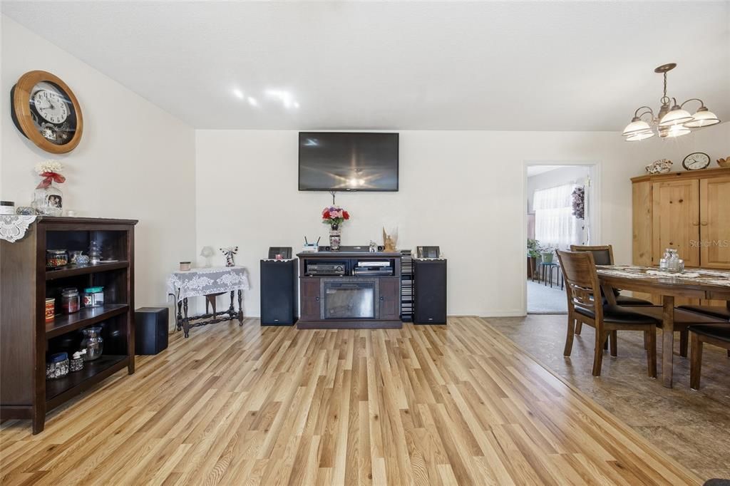 Active With Contract: $199,900 (2 beds, 1 baths, 1204 Square Feet)