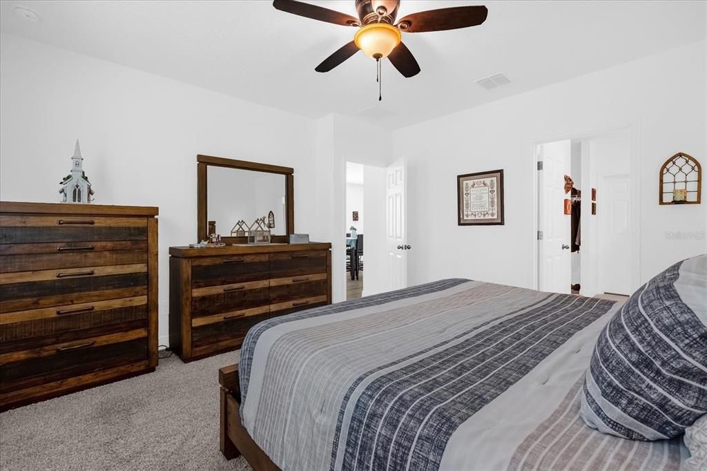Под контрактом: $354,900 (4 спален, 2 ванн, 1708 Квадратных фут)