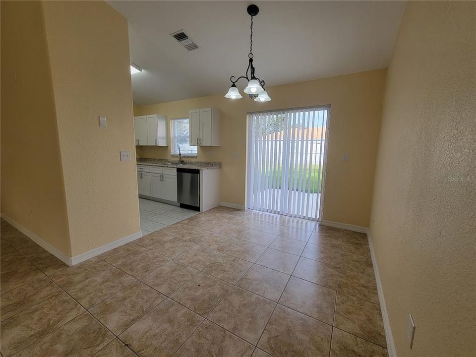 Activo con contrato: $1,650 (4 camas, 2 baños, 1316 Pies cuadrados)