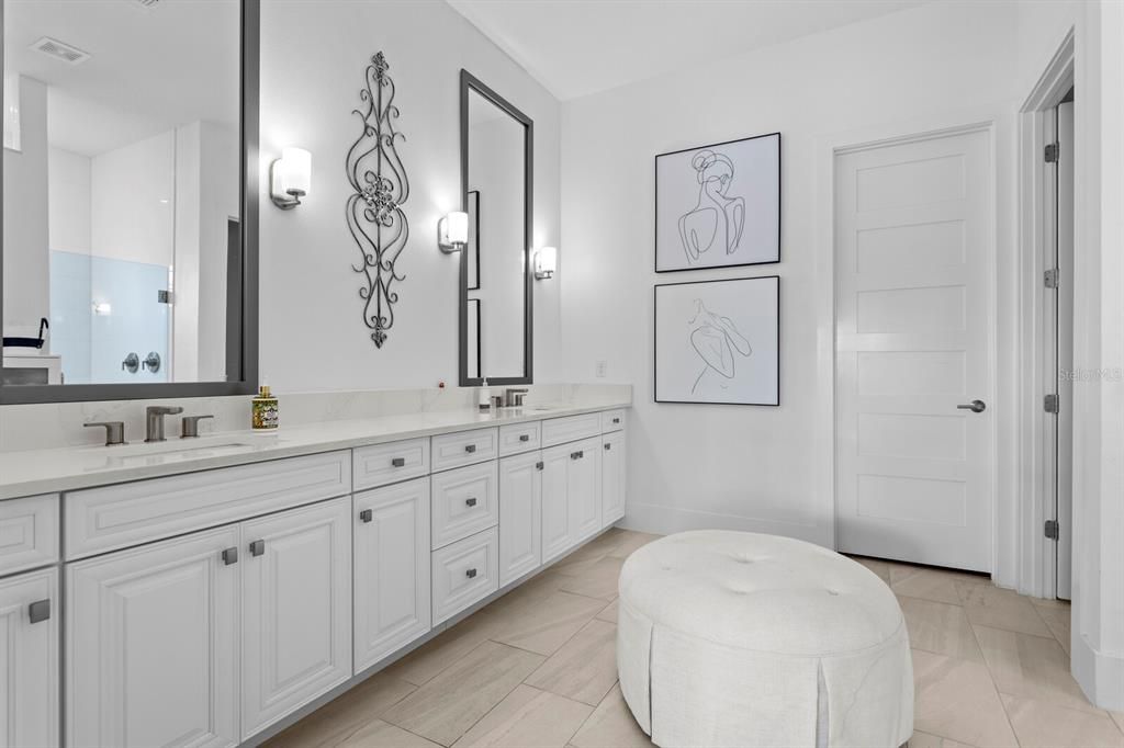 En Venta: $1,099,000 (3 camas, 2 baños, 2807 Pies cuadrados)