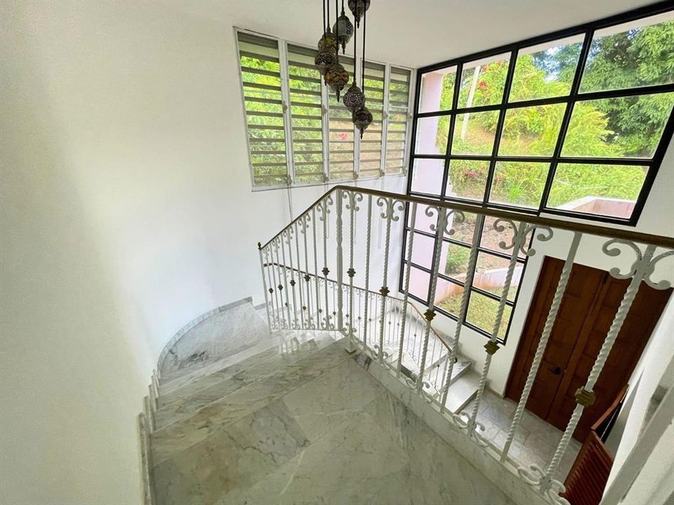 For Sale: $990,000 (7 beds, 5 baths, 4200 Square Feet)