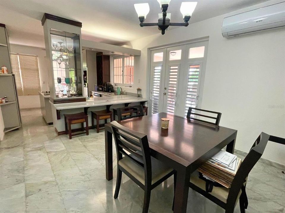 For Sale: $990,000 (7 beds, 5 baths, 4200 Square Feet)