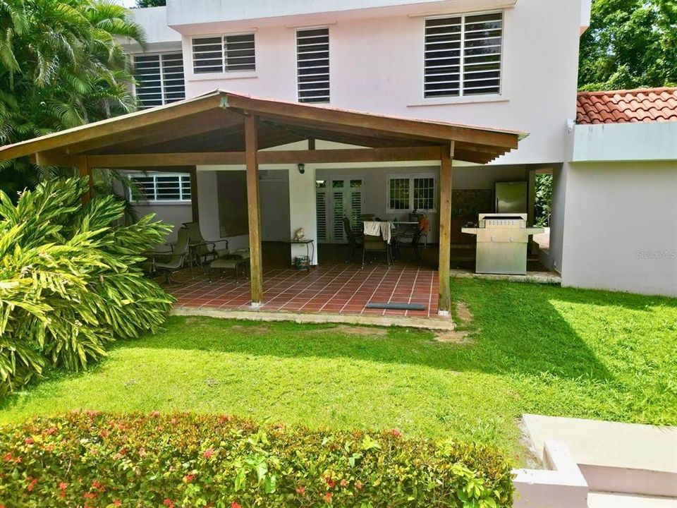 For Sale: $990,000 (7 beds, 5 baths, 4200 Square Feet)