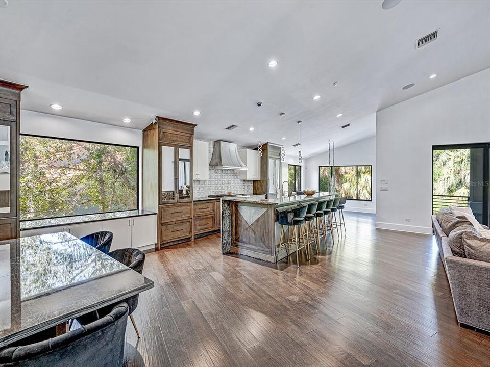 Activo con contrato: $1,799,000 (5 camas, 4 baños, 5396 Pies cuadrados)