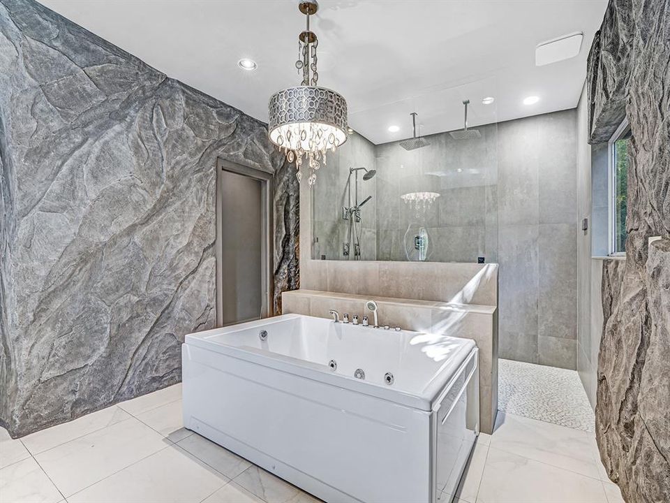 Activo con contrato: $1,799,000 (5 camas, 4 baños, 5396 Pies cuadrados)