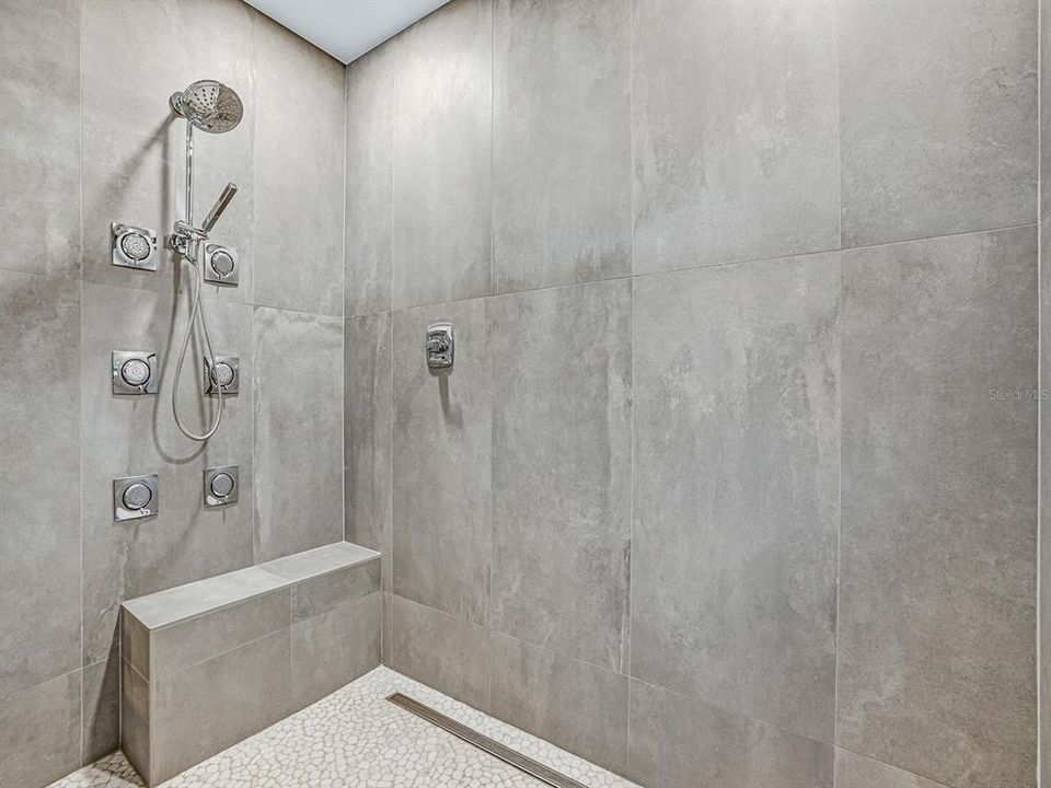 Activo con contrato: $1,799,000 (5 camas, 4 baños, 5396 Pies cuadrados)