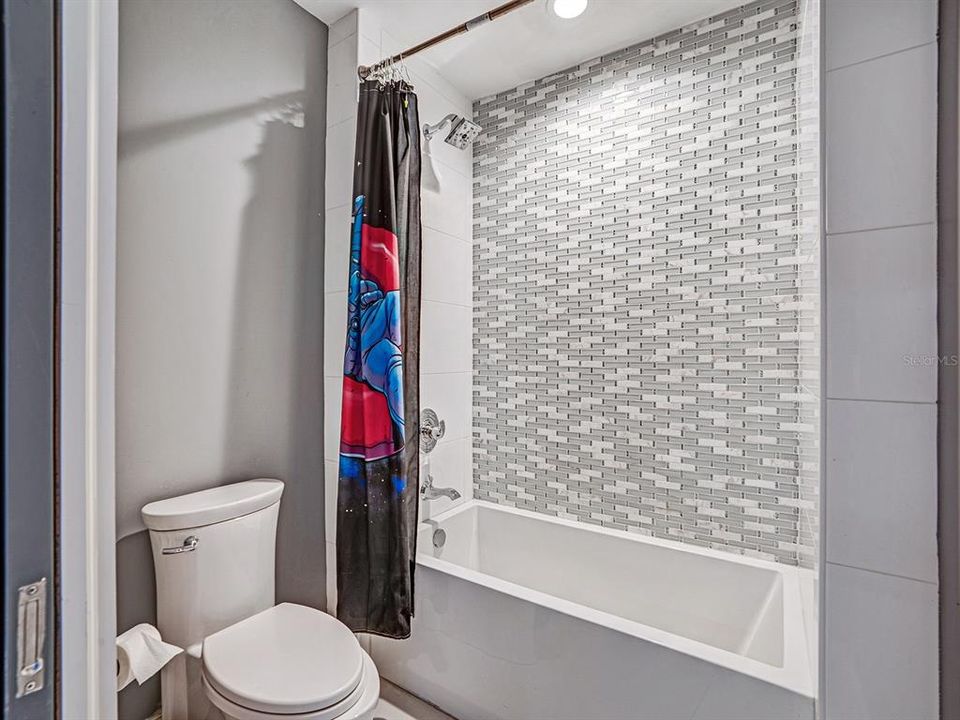 Activo con contrato: $1,799,000 (5 camas, 4 baños, 5396 Pies cuadrados)