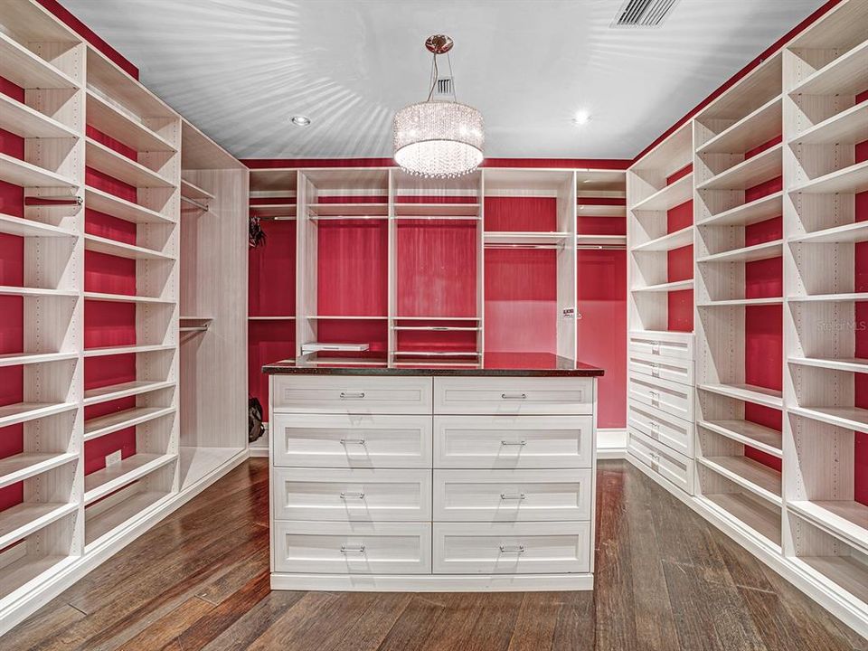 Activo con contrato: $1,799,000 (5 camas, 4 baños, 5396 Pies cuadrados)
