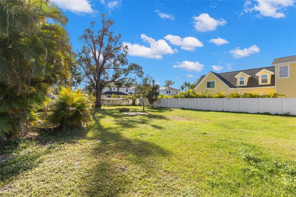 На продажу: $629,990 (0.30 acres)