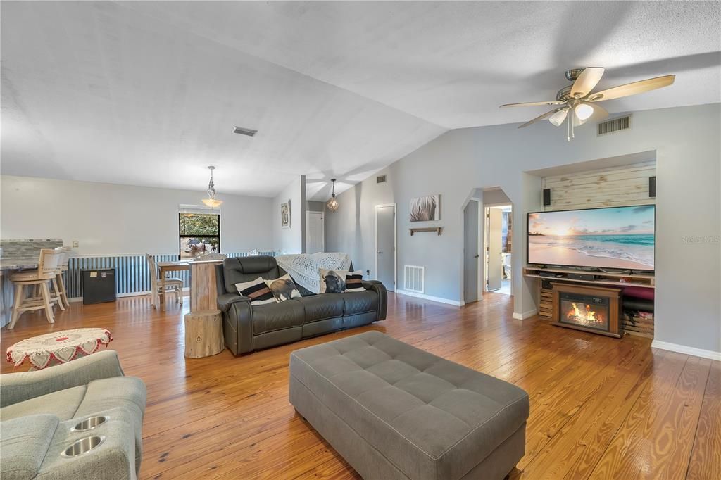 For Sale: $380,000 (5 beds, 3 baths, 2652 Square Feet)