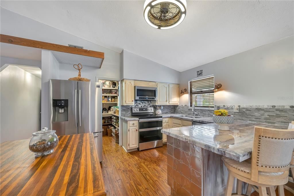 For Sale: $380,000 (5 beds, 3 baths, 2652 Square Feet)