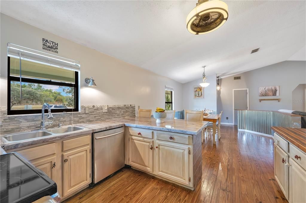 For Sale: $380,000 (5 beds, 3 baths, 2652 Square Feet)