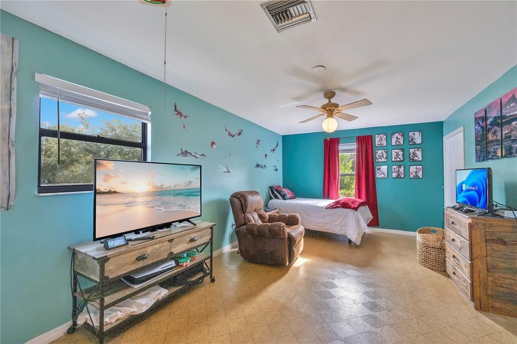 For Sale: $380,000 (5 beds, 3 baths, 2652 Square Feet)