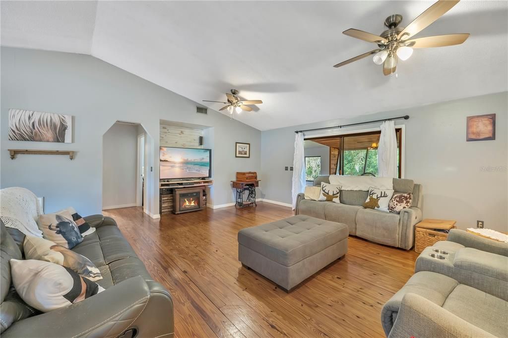 For Sale: $380,000 (5 beds, 3 baths, 2652 Square Feet)