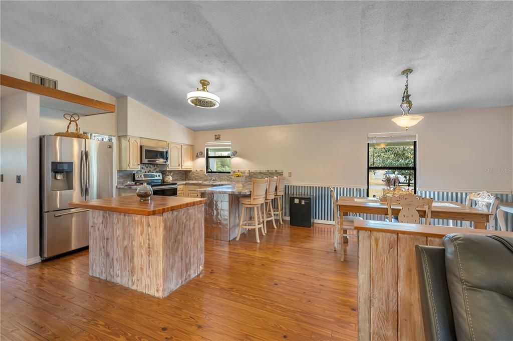 For Sale: $380,000 (5 beds, 3 baths, 2652 Square Feet)