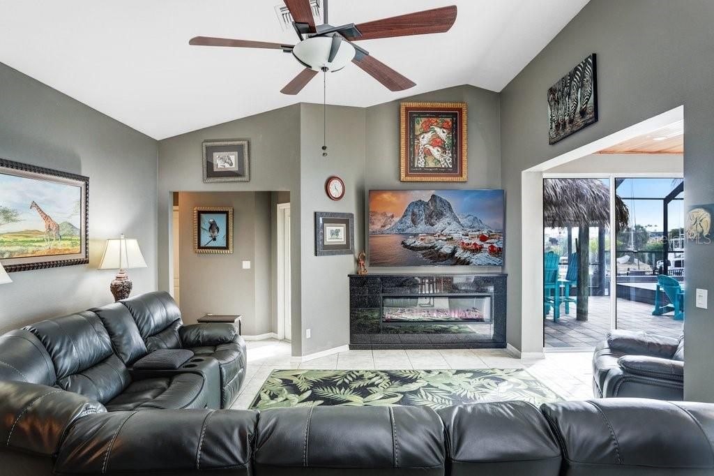En Venta: $825,000 (3 camas, 2 baños, 2018 Pies cuadrados)
