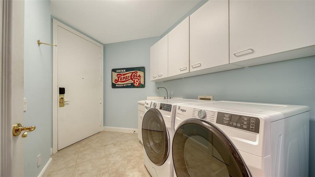 For Sale: $3,275,000 (3 beds, 4 baths, 3273 Square Feet)