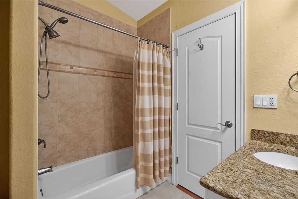 Activo con contrato: $1,999,000 (5 camas, 5 baños, 3717 Pies cuadrados)