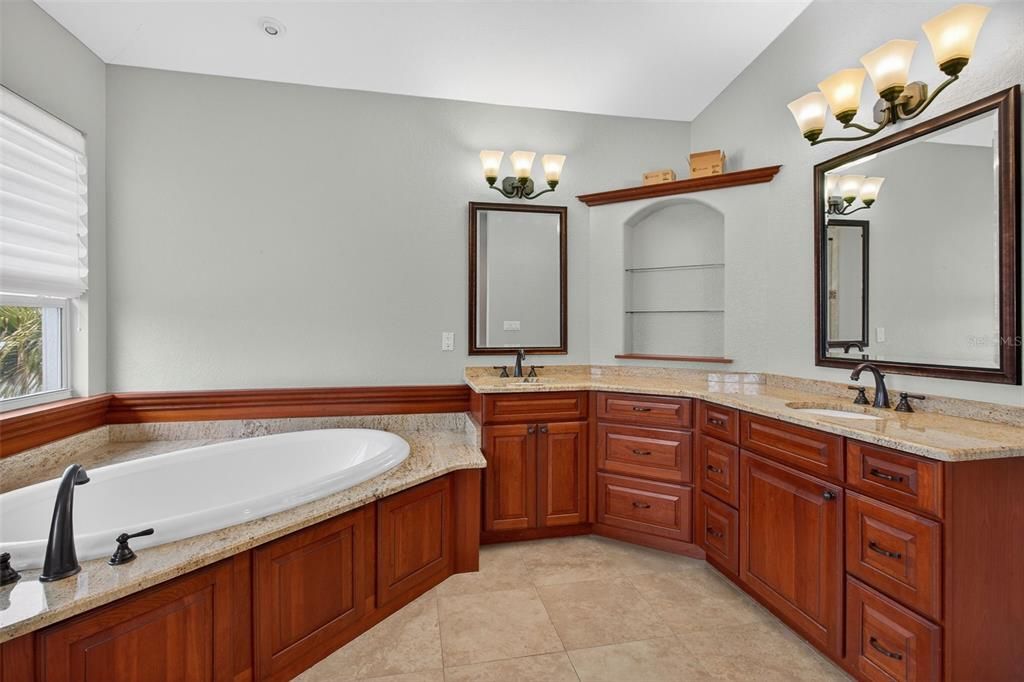 Activo con contrato: $1,999,000 (5 camas, 5 baños, 3717 Pies cuadrados)